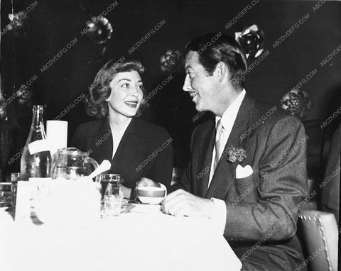 candid Marie Windsor Robert Taylor out dining 7704-10