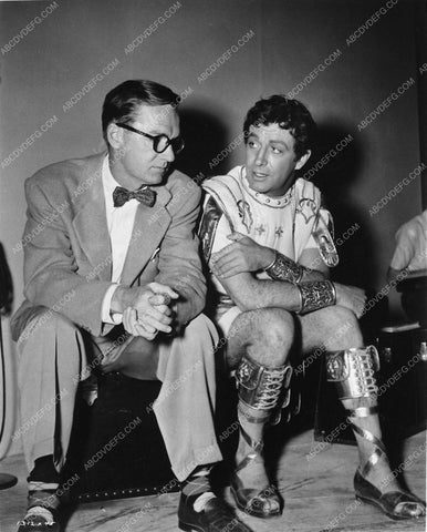 Robert Taylor w writer John Lee Mahin behind scenes MGM Quo Vadis 7704-22