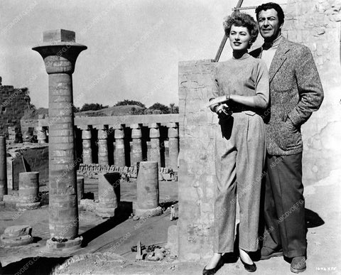 Robert Taylor Eleanor Parker behind scenes film Valley of the Kings 7704-34