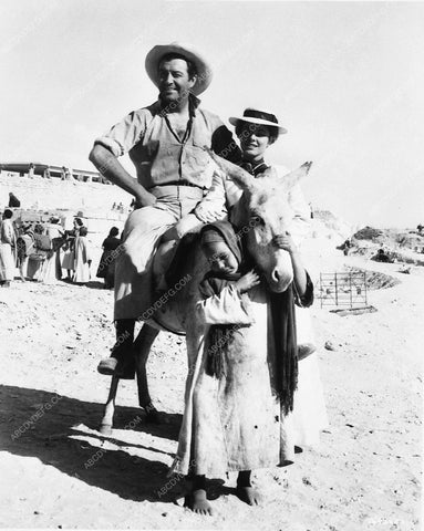 Robert Taylor Eleanor Parker behind scenes film Valley of the Kings 7704-35