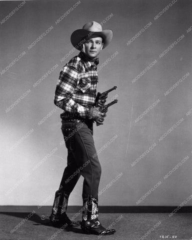 Roy Rogers posing with guns 7763a-04