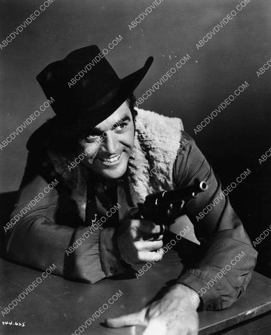 Roger Smith western portrait w six shooter 7837-22