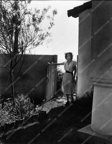 candid Dorothy Jordan at home 7883-18