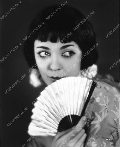 Lile Lee cool w hand fand portrait 7975-04