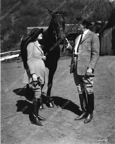 Lila Lee w James Kirkwood in equestrian wear w their horse 7975-16