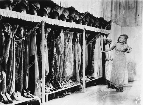 Lilian Harvey selecting shoes and wardrobe film Congress Dances 7984-31