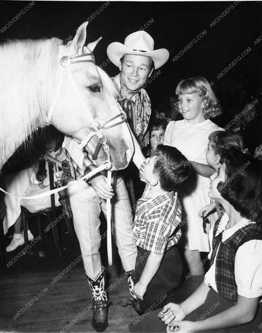 candid Roy Rogers with Trigger and fans 8174-16