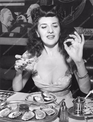 Miss Ann Dupont find pearl in oyster at the New Yorker Hotel 81bx01-148