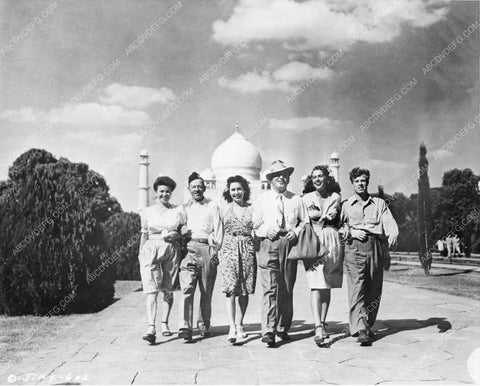Jinx Falkenburg Jimmie Dodd Pat O'Brien in front of Taj Mahal 81bx01-173