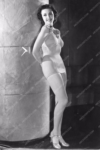 beautiful Harriet Bennett in swimsuit Earl Carroll showgirl 81bx01-247