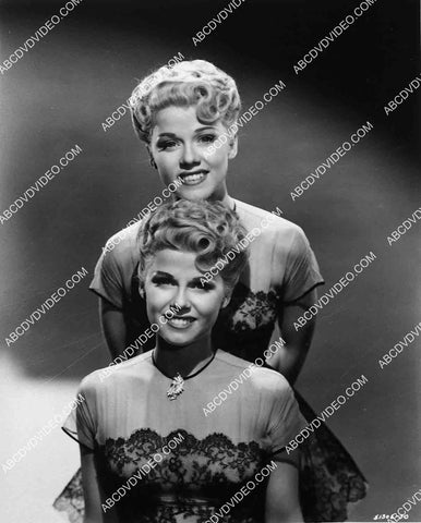 Lee and Lyn Wilde The Wilde Twins portrait 8213-28