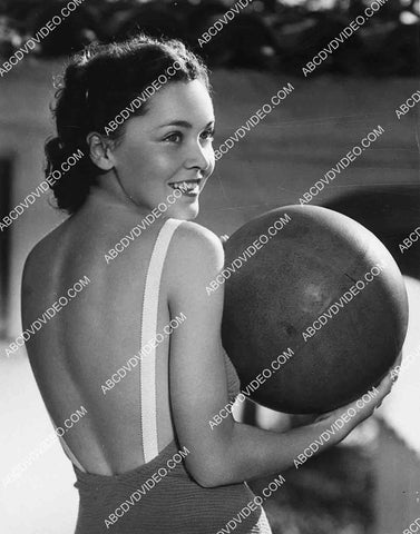 beautiful Maureen O'Sullivan w her beach ball 8245-3