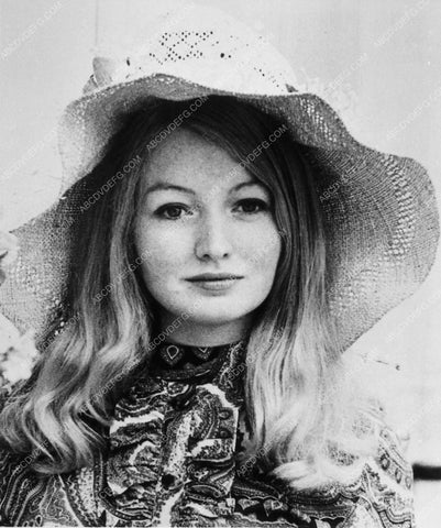 Welsh folk singer Mary Hopkin cute portrait 8260-02