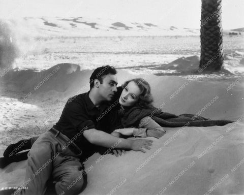 Marlene Dietrich Charles Boyer The Garden of Allah 8509-35