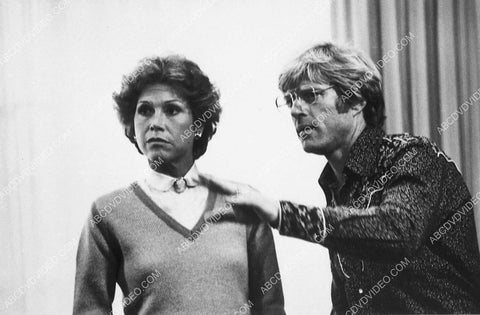 Mary Tyler Moore on set w Robert Redford film Ordinary People 8513-19