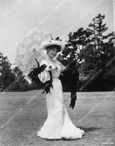 beautiful Anne Baxter out in the park w her parasol 8597-06