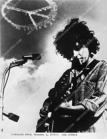 music Arlo Guthrie performs w peace sign done in sky writing 8597-08