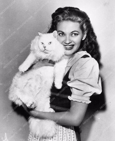 Yvonne DeCarlo with cat 8641-10