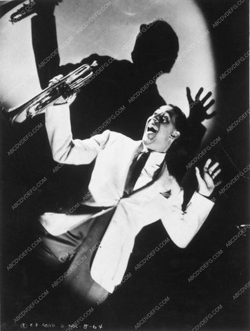 musician Louis Prima and his trumpet 8658-04