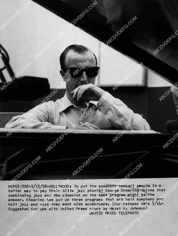 music blind pianist George Shearing puts on Jazz and Classical concert 8668-35