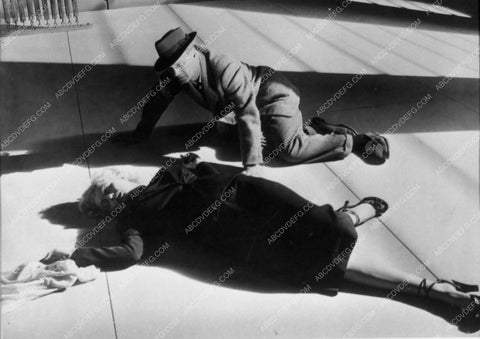 Marilyn Monroe spilled out on the floor film Niagara 8803-18