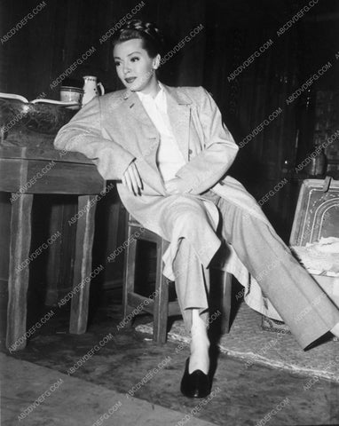 candid Lana Turner taking a break behind the scenes MGM Studios 8803-27