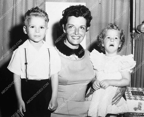 Jane Russell at home w the kids 8832-11