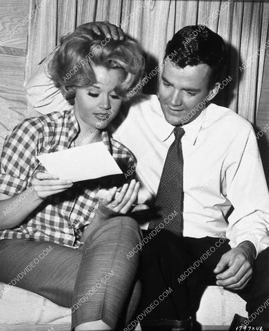 Jane Fonda reading a letter behind the scenes 8832-22