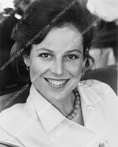 Sigourney Weaver portrait 8905-02