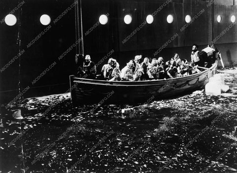 lifeboat evacuation scene film Titanic 8943-13