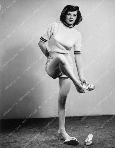 Marjorie Lord getting barefoot for legart pinup cheesecake 8943-26