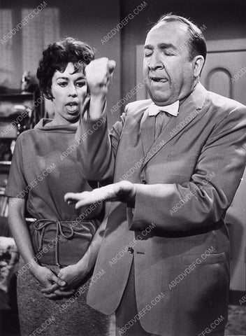 Carol Burnett Jesse White TV The Twilight Zone ep Cavender Is Coming 8969-13