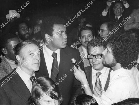 Muhammad Ali surrounded by press and fans 8B11-401