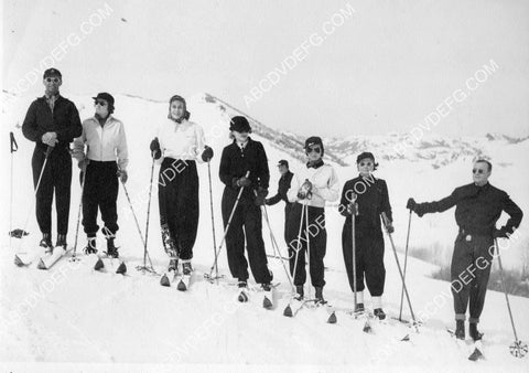 Anna Sten and friends go skiing 8B11-717
