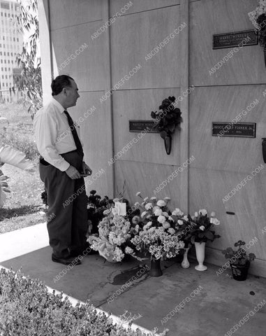 news photo fans places flowers Marilyn Monroe grave sight 8b03-003