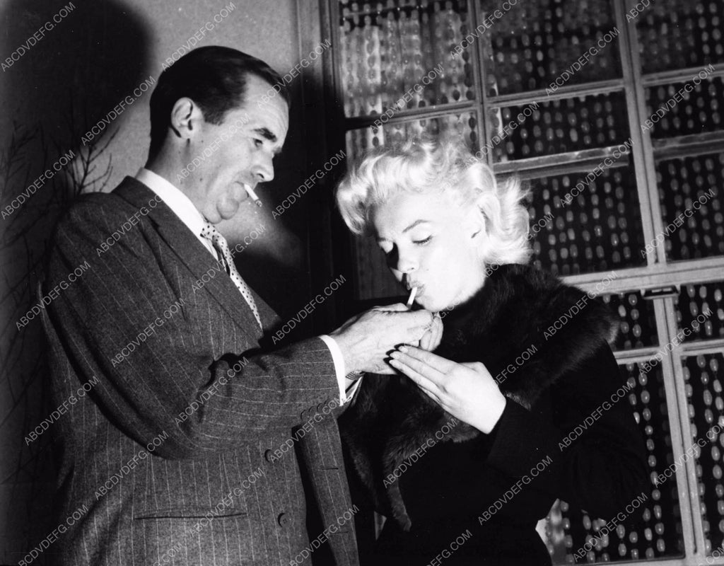 monroe cigarette Marilyn Monroe and Edward R Murrow enjoy cigarette 8b03-015 monroe cigarette Marilyn Monroe and Edward R Murrow enjoy cigarette 8b03-015