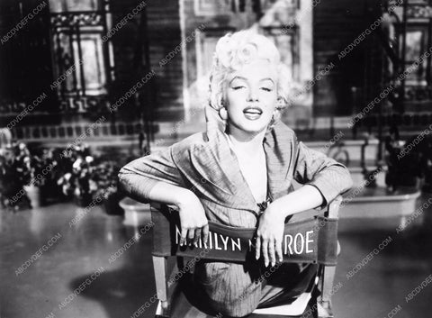 Marilyn Monroe sitting in her chair behind the scenes 8b03-018