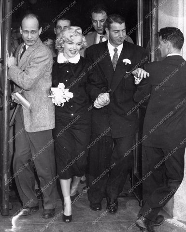 Marilyn Monroe weds Joe DiMaggio 8b03-024