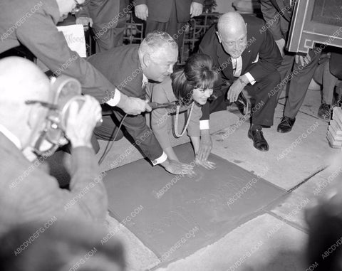 Natalie Wood puts hands in cement Grauman's Chinese Theatre 8b03-053