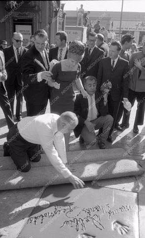 Debbie Reynolds puts hands feet in cement Chinese Theatre 8b03-073
