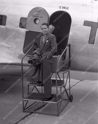 Louis Hayward flies on TWA Airlines 8b03-172