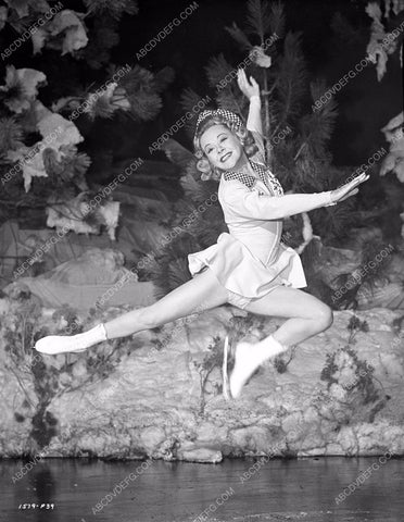 Sonja Henie in the air over the ice 8b03-180