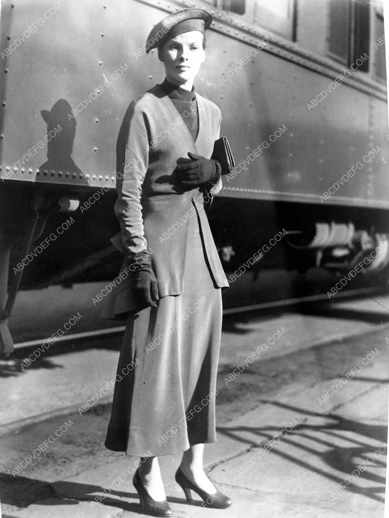 Katharine Hepburn arrives in Hollywood 8b03-185 – ABCDVDVIDEO