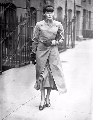 Katharine Hepburn in front of NYC home 8b03-186