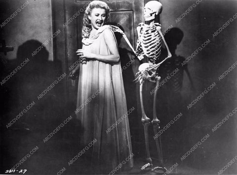 classic skeleton scene horror film The House on Haunted Hill 8b03-242