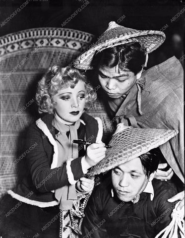 Isabel Jewell signs a couple of hats 8b03-302