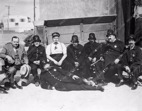 Fatty Arbuckle and Keystone Cops relax behind the scenes 8b03-419