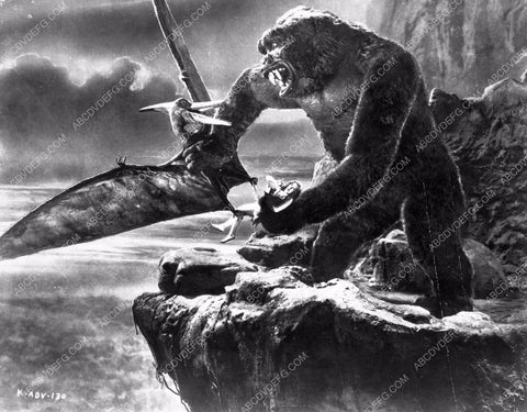 King Kong protects Fay Wray from Pterodactyl 8b03-425