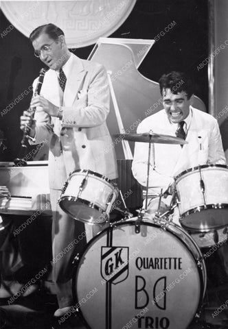 Gene Krupa and Benny Goodman jammin away 8b03-436