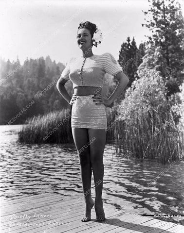 Dorothy Lamour in swimwear on tip toes 8b03-463